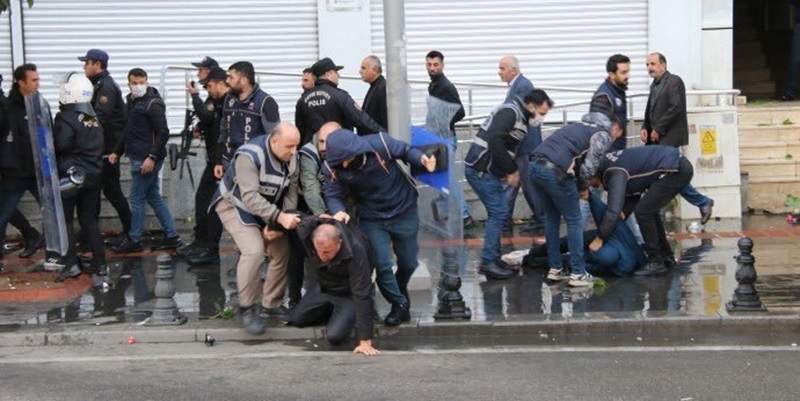 Turquie : Les arrestations s'enchaînent après la destitution de maires