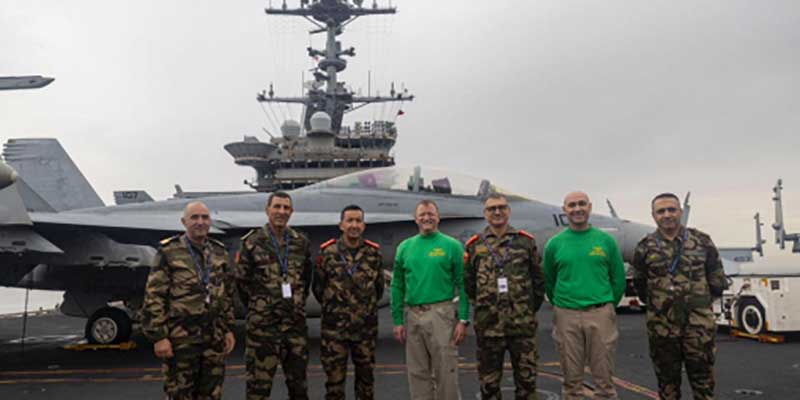 Une délégation des FAR effectue une visite à bord du porte-avions USS Harry S. Truman au large d’Al Hoceima