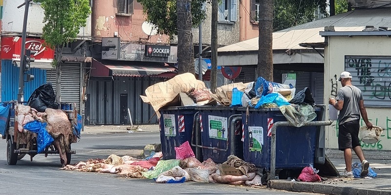 DIAPO/ Aïd Al Adha : Déchets, peaux de moutons, cornes... envahissent les rues