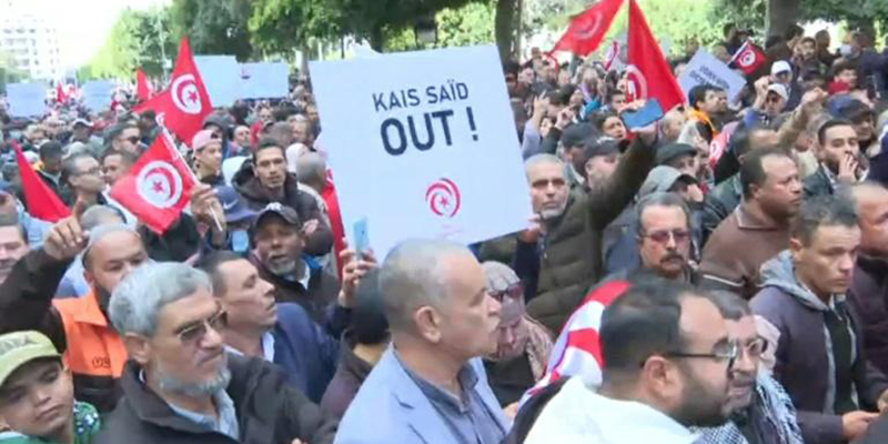 Tunisie: des centaines de manifestants contre le président Saied