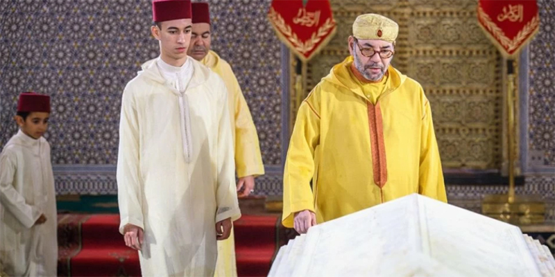 SM le Roi se recueille sur la tombe de Feu Mohammed V