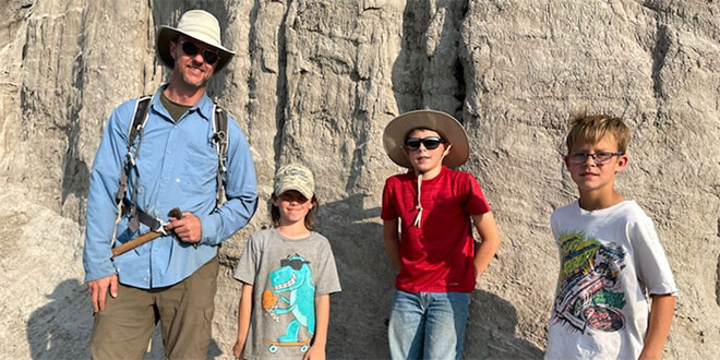 En cherchant des fossiles, 3 enfants découvrent les restes d’un tyrannosaure